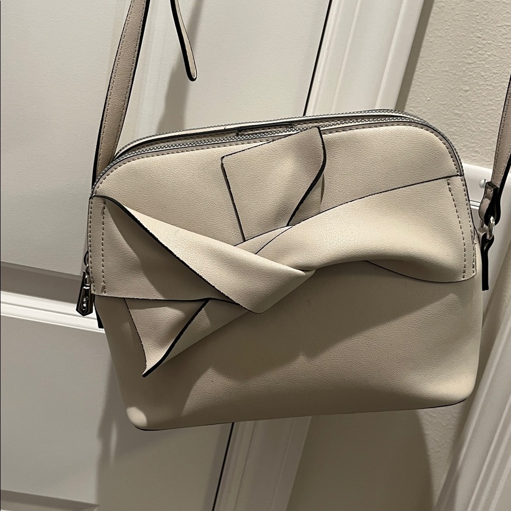 New Circus Sam Edelman Sydnet triple compartment zip adj crossbody bag ivory bow